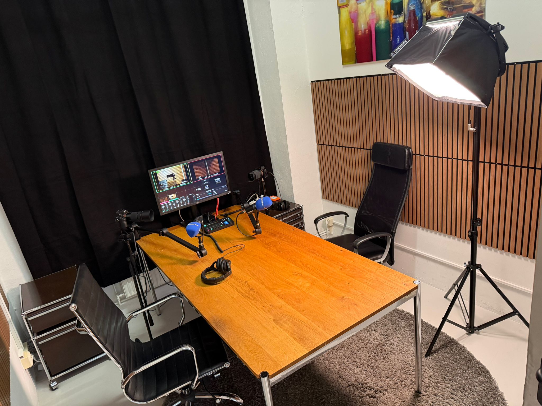 Professionelles Podcast-Studio mit Kameras, Mikrofonen und Licht